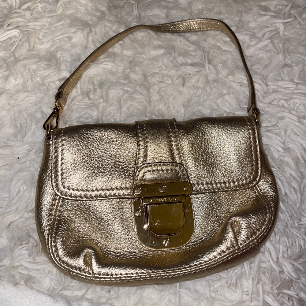 MICHAEL KORS gold PEBBLED LEATHER BAGUETTE POUCH CLUTCH AP-1010.